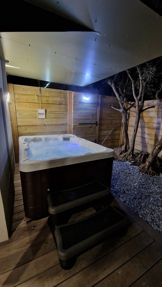L'échappée des plaisirs - Chambre Cigale - Love’nSpa - weekend en amoureux, love rooms avec spa ou jacuzzi privatif4 de L'échappée des plaisirs - Chambre Cigale