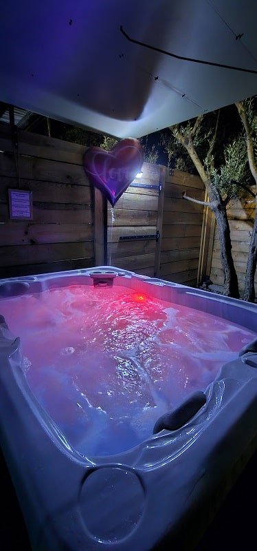 L'échappée des plaisirs - Chambre Cigale - Love’nSpa - weekend en amoureux, love rooms avec spa ou jacuzzi privatif1 de L'échappée des plaisirs - Chambre Cigale