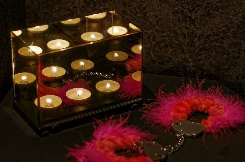 Les folies d’Hélène - Suite Masquée charme avec jacuzzi® - Love’nSpa - weekend en amoureux, love rooms avec spa ou jacuzzi privatif5 de Les folies d’Hélène - Suite Masquée charme avec jacuzzi®
