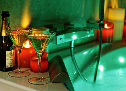 Les folies d’Hélène - Suite Chabada charme avec jacuzzi® - Love’nSpa - weekend en amoureux, love rooms avec spa ou jacuzzi privatif1 de Les folies d’Hélène - Suite Le Boudoir charme avec jacuzzi®