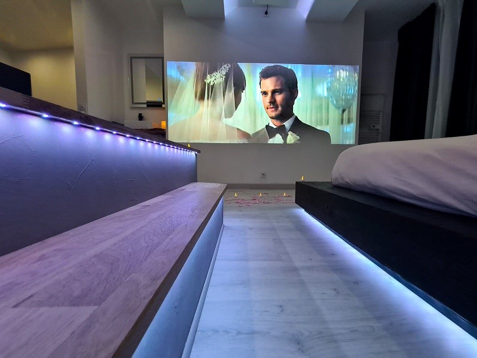 Les Suites B Spa - Romantique CineWood Spa - Love’nSpa - weekend en amoureux, love rooms avec spa ou jacuzzi privatif3 de Les Suites B Spa - Romantique CineWood Spa