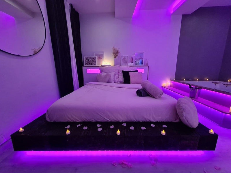 Les Suites B Spa - Romantique CineWood Spa - Love’nSpa - weekend en amoureux, love rooms avec spa ou jacuzzi privatif3 de Les Suites B Spa - Romantique CineWood Spa