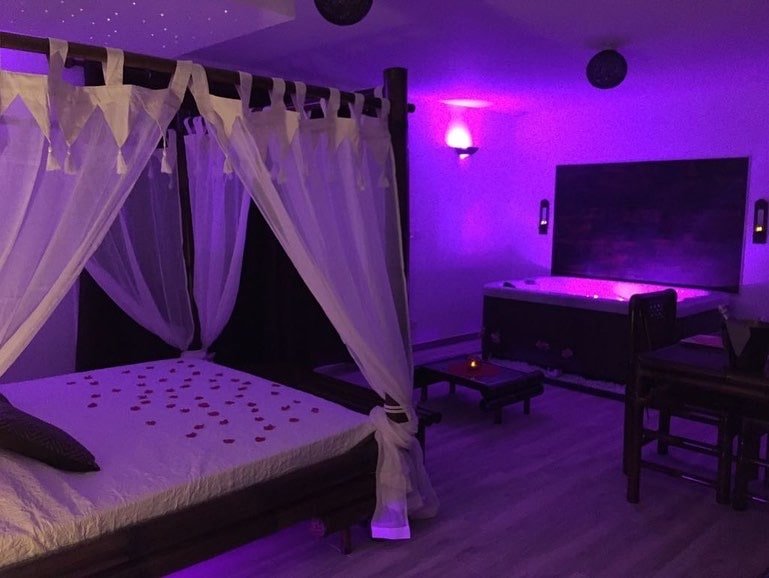 L'INSTANT ROMANTIQUE - Suite Seychelles - Love’nSpa - weekend en amoureux, love rooms avec spa ou jacuzzi privatif1 de L'INSTANT ROMANTIQUE - Suite Seychelles