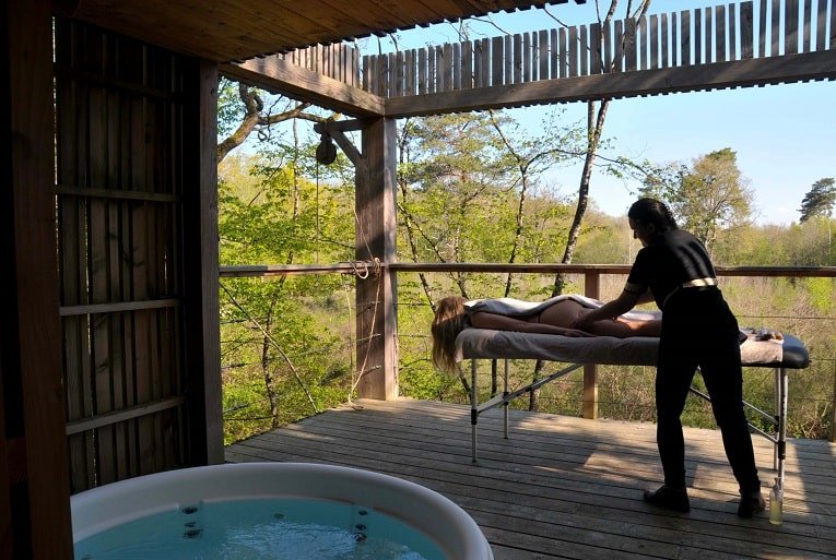 Loire Valley Lodge - Lodges design avec jacuzzi privé en terrasse - Sixtie’s - Love’nSpa - weekend en amoureux, love rooms avec spa ou jacuzzi privatif1 de Loire Valley Lodge - Lodges design avec jacuzzi privé en terrasse - Sixtie’s