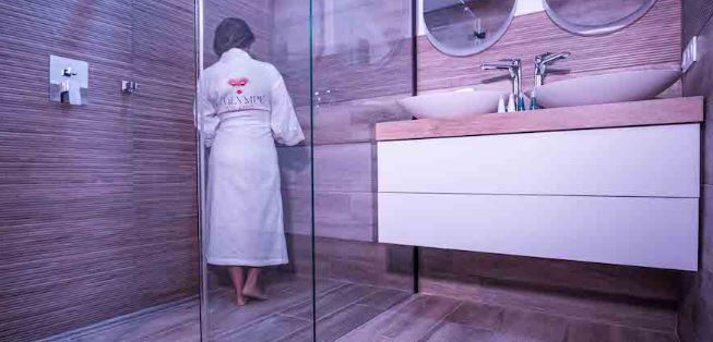 L'Olympe des Sens - HERA • Déesse du mariage - Love’nSpa - weekend en amoureux, love rooms avec spa ou jacuzzi privatif10 de L'Olympe des Sens - VÉNUS