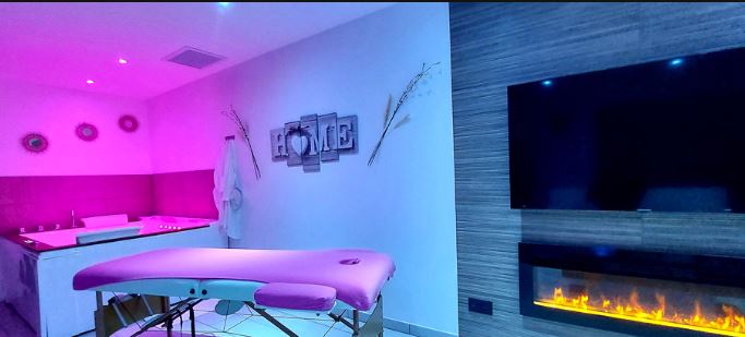L'Olympe des Sens - HERA • Déesse du mariage - Love’nSpa - weekend en amoureux, love rooms avec spa ou jacuzzi privatif19 de L'Olympe des Sens - VÉNUS