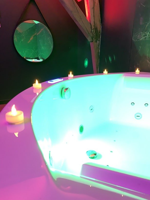 Lov'Appart - Love’nSpa - weekend en amoureux, love rooms avec spa ou jacuzzi privatif2 de Lov'Appart