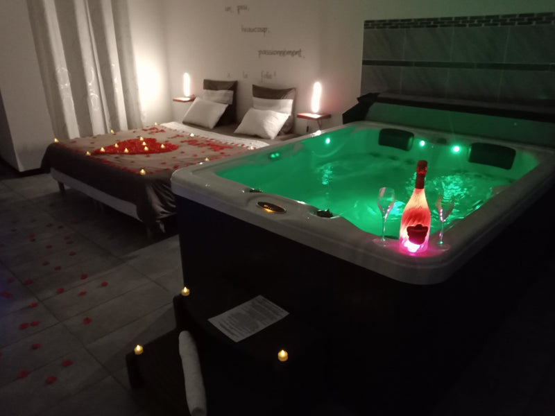 LOVENIGHT - Love’nSpa - weekend en amoureux, love rooms avec spa ou jacuzzi privatif3 de Love night
