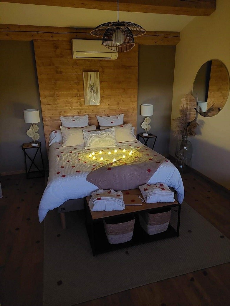 Noemma Chambre de charme - Love’nSpa - weekend en amoureux, love rooms avec spa ou jacuzzi privatif11 de Noemma Chambre de charme