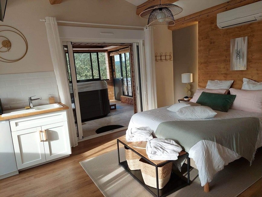 Noemma Chambre de charme - Love’nSpa - weekend en amoureux, love rooms avec spa ou jacuzzi privatif9 de Noemma Chambre de charme