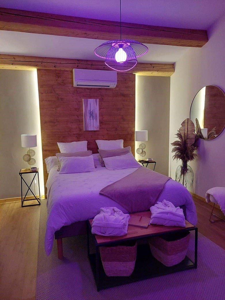 Noemma Chambre de charme - Love’nSpa - weekend en amoureux, love rooms avec spa ou jacuzzi privatif13 de Noemma Chambre de charme