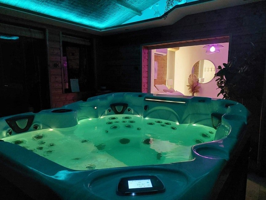Noemma Chambre de charme - Love’nSpa - weekend en amoureux, love rooms avec spa ou jacuzzi privatifNoemma Chambre de charme