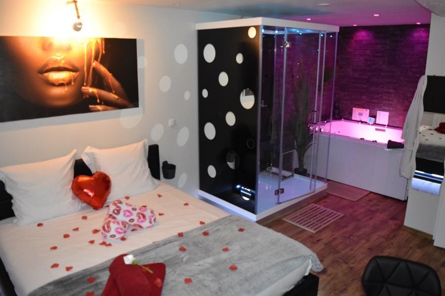 Nuits Chartraines - Hammam et Bulles - Love’nSpa - weekend en amoureux, love rooms avec spa ou jacuzzi privatif3 de Nuits Chartraines - Hammam et Bulles
