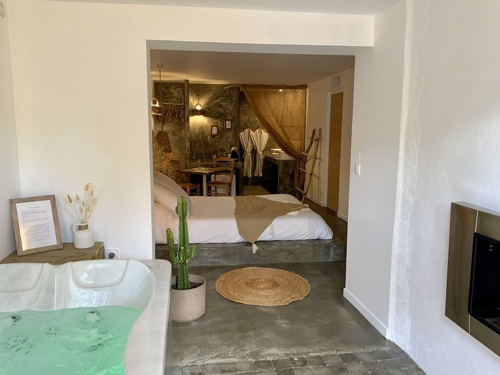O 5 Sens - Suite Santorin - Love’nSpa - weekend en amoureux, love rooms avec spa ou jacuzzi privatif4 de O 5 Sens - Suite Santorin