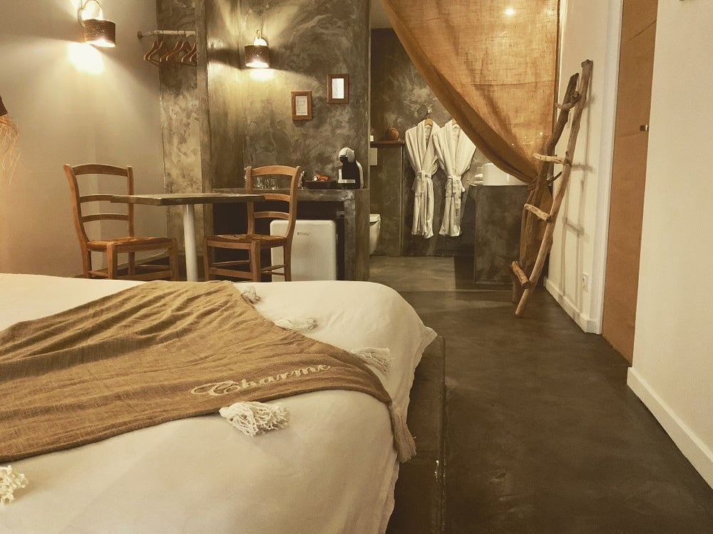 O 5 Sens - Suite Santorin - Love’nSpa - weekend en amoureux, love rooms avec spa ou jacuzzi privatif2 de O 5 Sens - Suite Santorin