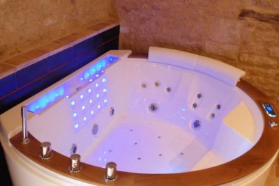 Portail en Marais Poitevin - Suite Père Joseph - Love’nSpa - weekend en amoureux, love rooms avec spa ou jacuzzi privatif4 de Portail en Marais Poitevin - Suite Père Joseph