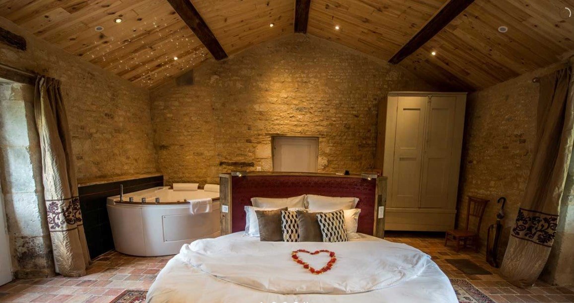 Portail en Marais Poitevin - Suite Père Joseph - Love’nSpa - weekend en amoureux, love rooms avec spa ou jacuzzi privatifPortail en Marais Poitevin - Suite Père Joseph