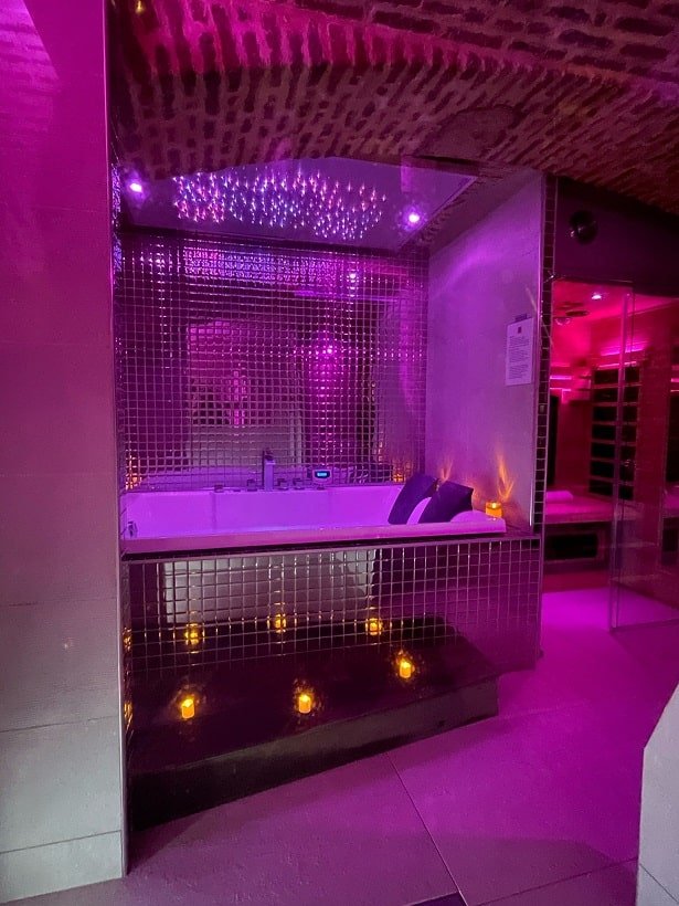 Private room 40 - Love’nSpa - weekend en amoureux, love rooms avec spa ou jacuzzi privatif10 de Private room 40