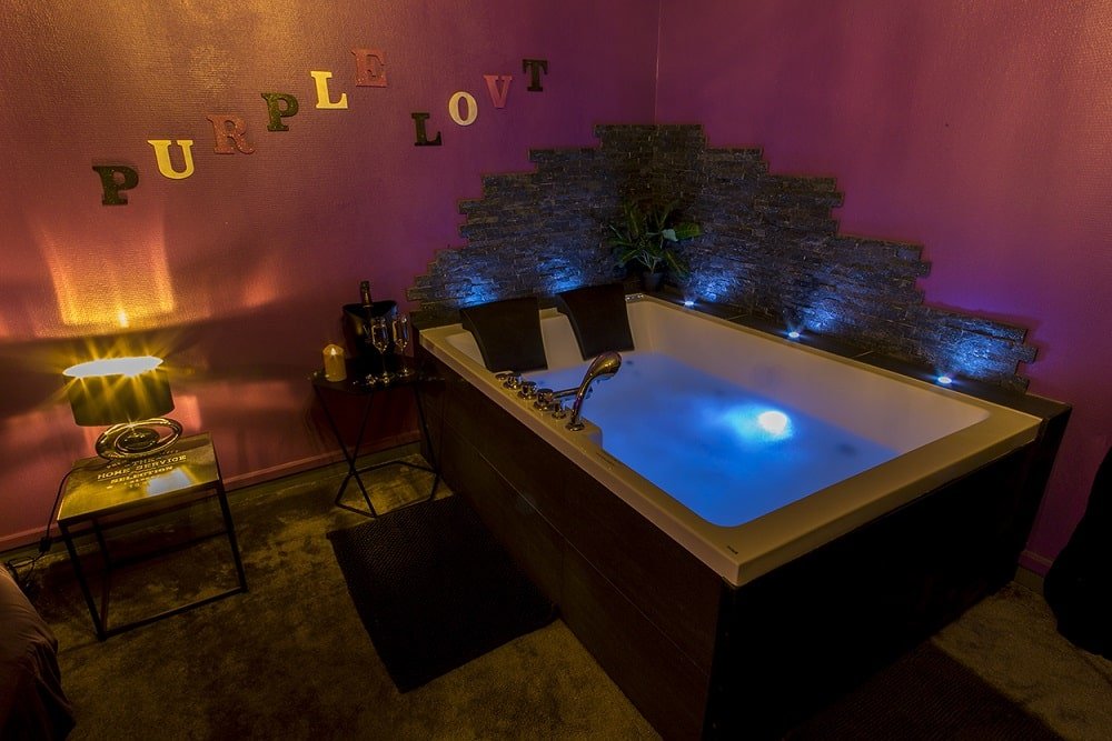 Purple Lovt - Love’nSpa - weekend en amoureux, love rooms avec spa ou jacuzzi privatif11 de Purple Lovt