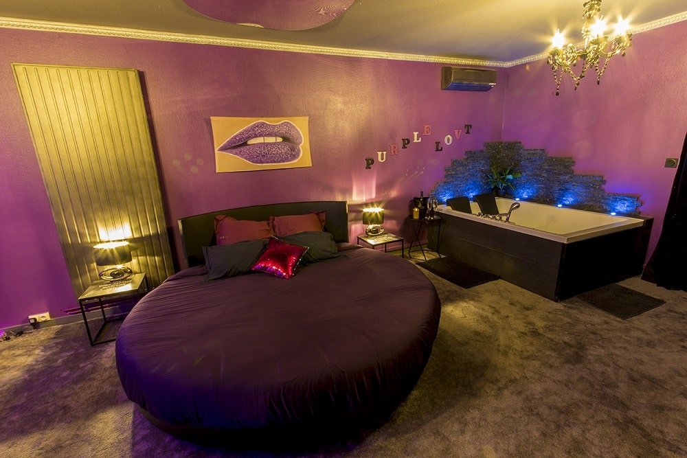 Purple Lovt - Love’nSpa - weekend en amoureux, love rooms avec spa ou jacuzzi privatif9 de Purple Lovt