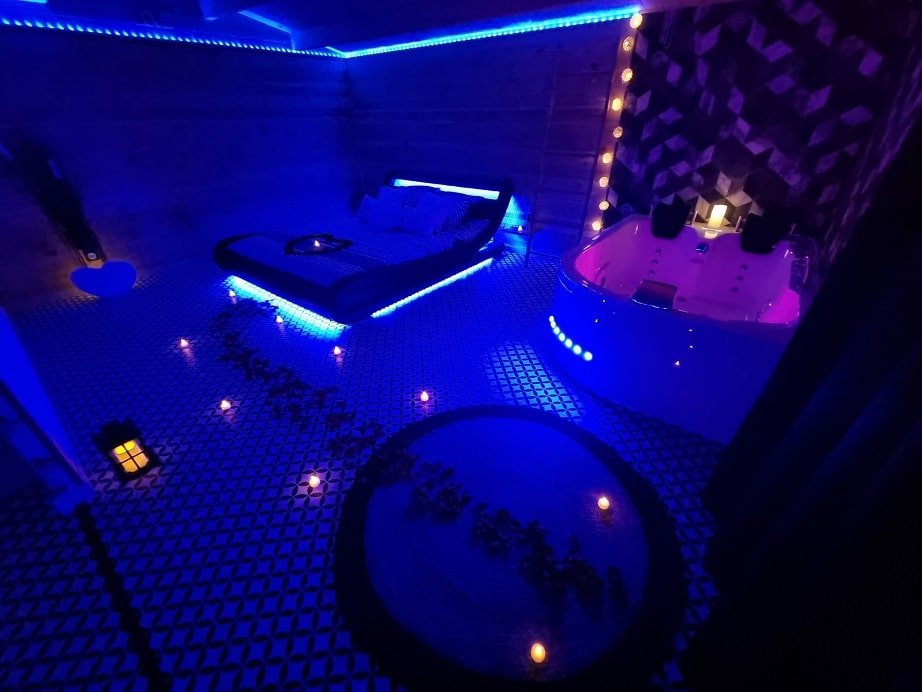 Suite Entre Parentheses - Love’nSpa - weekend en amoureux, love rooms avec spa ou jacuzzi privatif6 de Suite Entre Parentheses