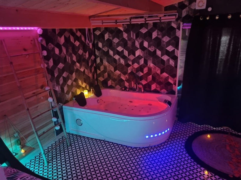 Suite Entre Parentheses - Love’nSpa - weekend en amoureux, love rooms avec spa ou jacuzzi privatif4 de Suite Entre Parentheses