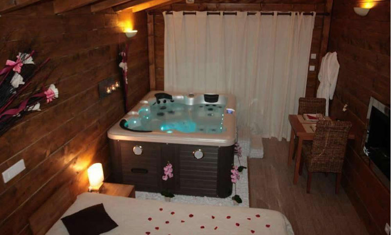La Paillote Exotique - Suite Megève - Love’nSpa - weekend en amoureux, love rooms avec spa ou jacuzzi privatif4 de La Paillote Exotique - Suite Megève