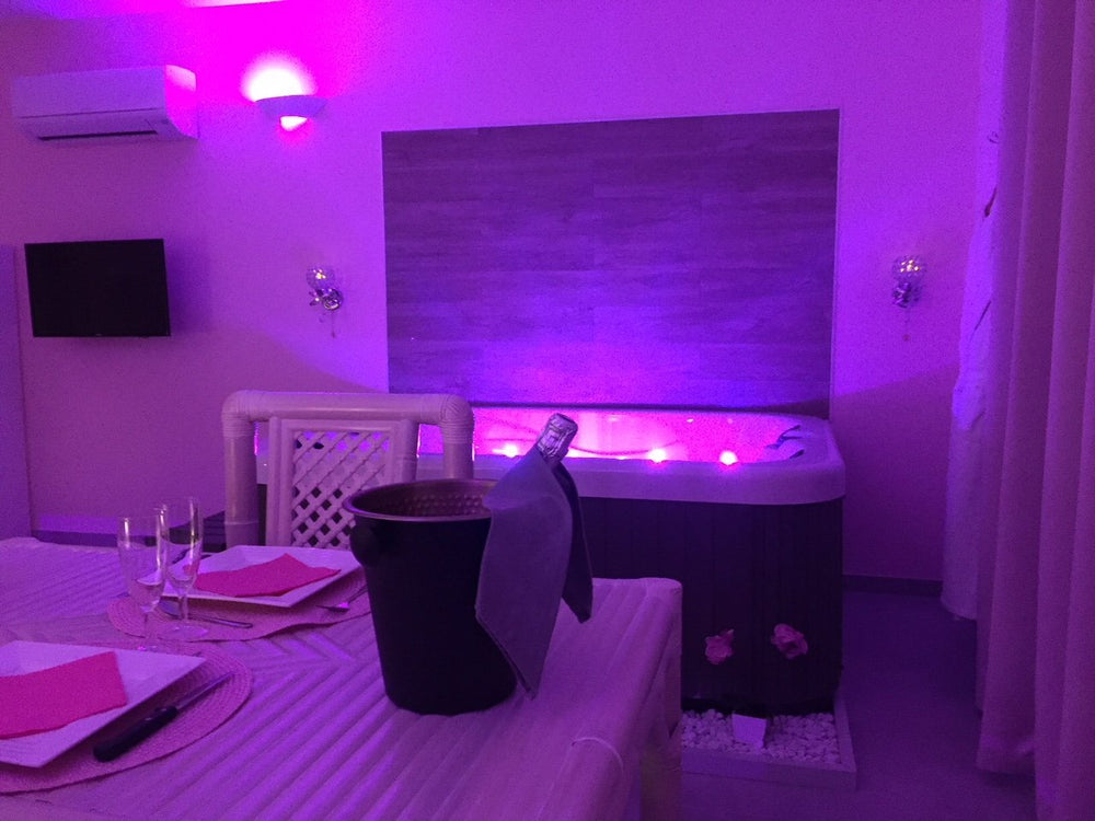 L'INSTANT ROMANTIQUE - Suite Vegas - Love’nSpa - weekend en amoureux, love rooms avec spa ou jacuzzi privatif4 de L'INSTANT ROMANTIQUE - Suite Princesse