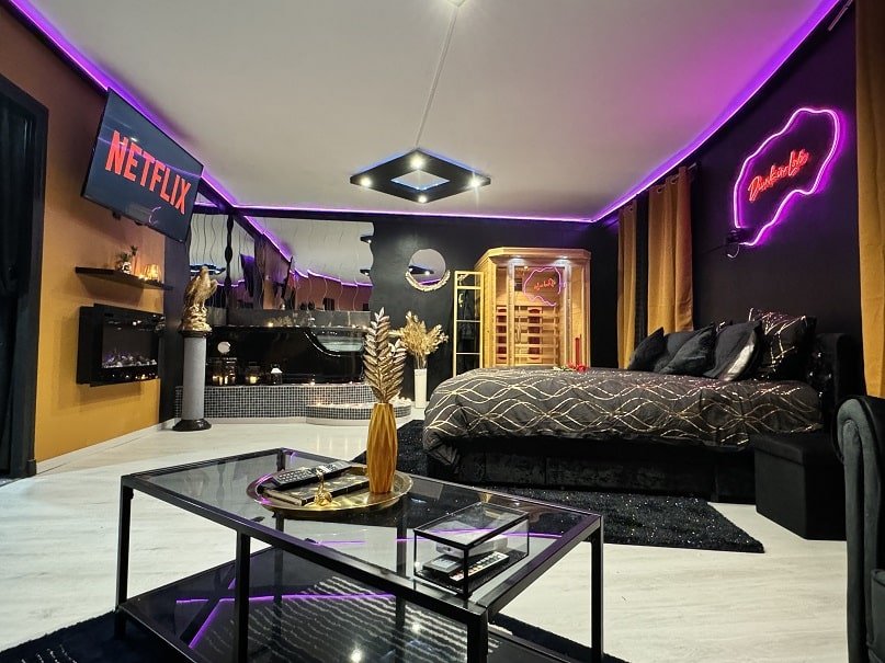 Sunny Room - Love’nSpa - weekend en amoureux, love rooms avec spa ou jacuzzi privatif1 de LOVEROOM BY SUNNYROOM