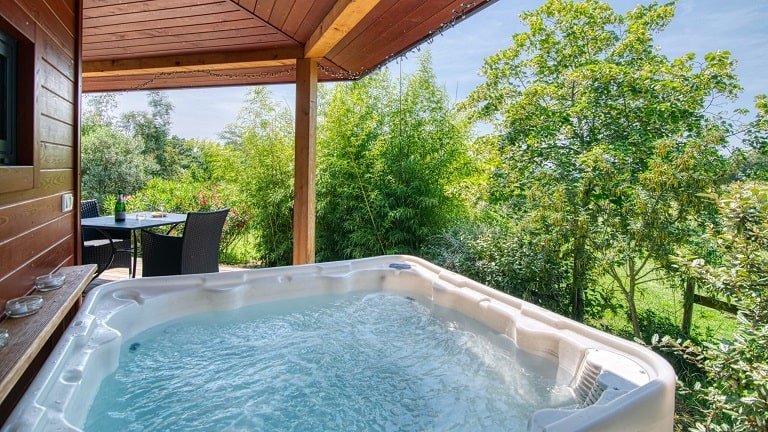 Trésors de Campagne -Cabane bien-être du potager avec "Spa privatif" - Love’nSpa - weekend en amoureux, love rooms avec spa ou jacuzzi privatif1 de Trésors de Campagne -Cabane Au fil des âmes avec Spa privatif