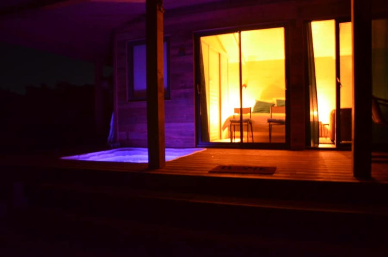 Trésors de Campagne -Cabane dans les arbres des Baies sauvages avec jacuzzi privatif - Love’nSpa - weekend en amoureux, love rooms avec spa ou jacuzzi privatif1 de Trésors de Campagne -Cabane de charme Baies sauvages avec jacuzzi privatif