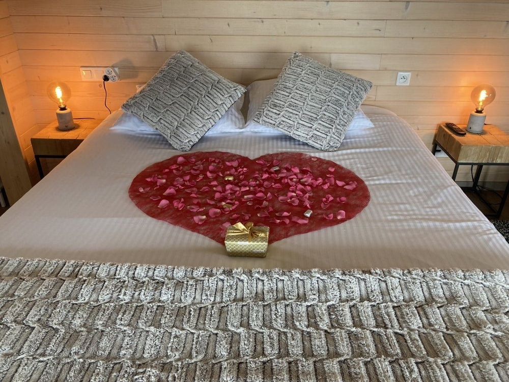 Trésors de Campagne -Cabane dans les arbres des Baies sauvages avec jacuzzi privatif - Love’nSpa - weekend en amoureux, love rooms avec spa ou jacuzzi privatif6 de Trésors de Campagne -Cabane de charme Baies sauvages avec jacuzzi privatif