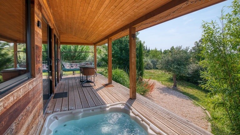 Trésors de Campagne -Cabane dans les arbres des Baies sauvages avec jacuzzi privatif - Love’nSpa - weekend en amoureux, love rooms avec spa ou jacuzzi privatifTrésors de Campagne -Cabane de charme Baies sauvages avec jacuzzi privatif