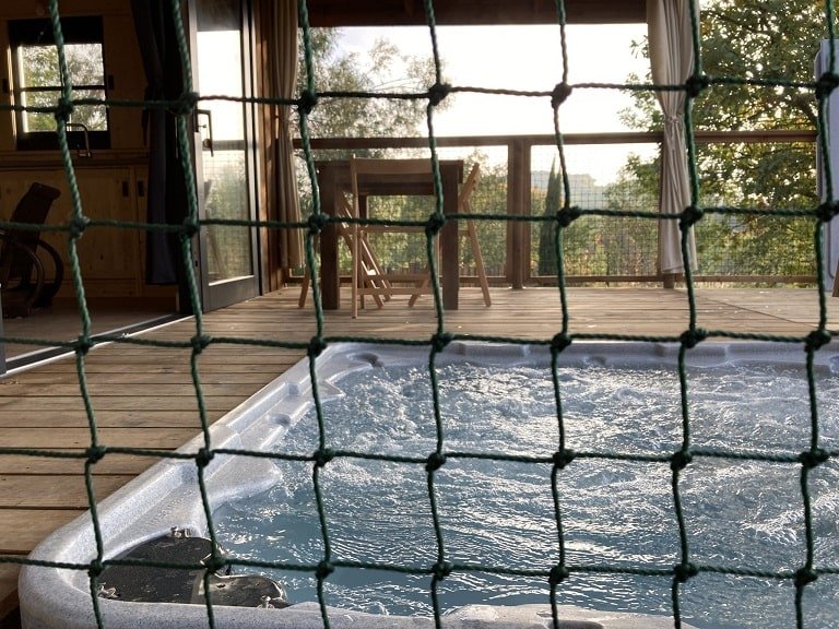 Trésors de Campagne -Cabane dans les bois « Dame du Château » avec jacuzzi privatif - Love’nSpa - weekend en amoureux, love rooms avec spa ou jacuzzi privatif3 de Trésors de Campagne - Lodge insolite Dame du Château avec jacuzzi privatif