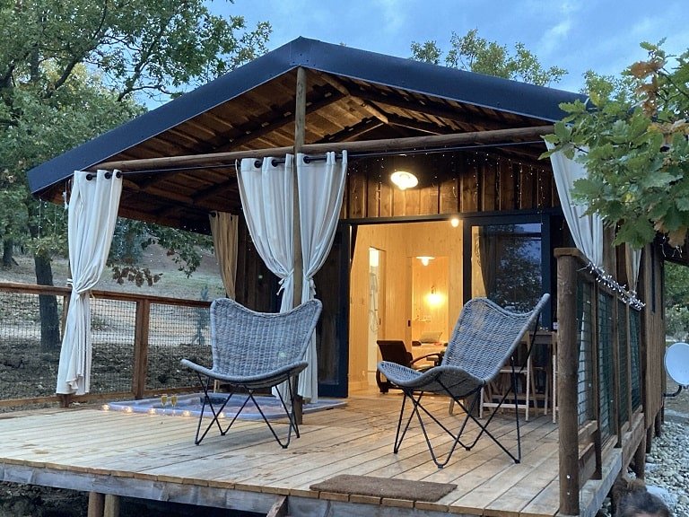 Trésors de Campagne -Cabane dans les bois « Dame du Château » avec jacuzzi privatif - Love’nSpa - weekend en amoureux, love rooms avec spa ou jacuzzi privatifTrésors de Campagne - Lodge insolite Dame du Château avec jacuzzi privatif