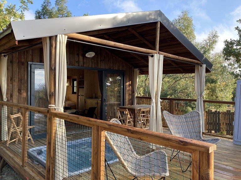 Trésors de Campagne -Cabane dans les bois « Dame du Château » avec jacuzzi privatif - Love’nSpa - weekend en amoureux, love rooms avec spa ou jacuzzi privatif8 de Trésors de Campagne - Lodge insolite Dame du Château avec jacuzzi privatif