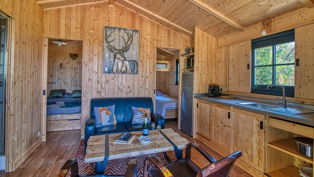 Trésors de Campagne -Cabane dans les bois « Dame du Château » avec jacuzzi privatif - Love’nSpa - weekend en amoureux, love rooms avec spa ou jacuzzi privatif3 de Trésors de Campagne - Lodge insolite Dame du Château avec jacuzzi privatif