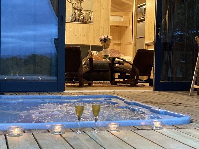 Trésors de Campagne -Cabane dans les bois « Dame du Château » avec jacuzzi privatif - Love’nSpa - weekend en amoureux, love rooms avec spa ou jacuzzi privatif1 de Trésors de Campagne - Lodge insolite Dame du Château avec jacuzzi privatif