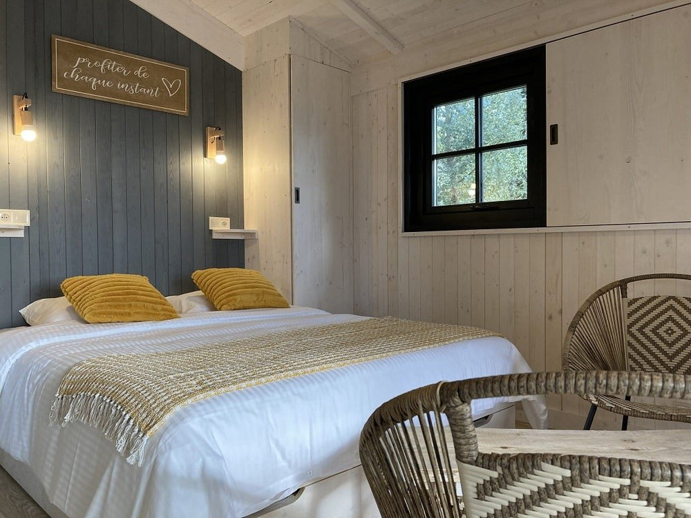 Trésors de Campagne -Lodge sur pilotis « Miel et Coton » avec jacuzzi privatif - Love’nSpa - weekend en amoureux, love rooms avec spa ou jacuzzi privatif8 de Trésors de Campagne -Lodge sur pilotis Miel et Coton avec jacuzzi privatif