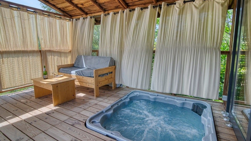 Trésors de Campagne -Lodge sur pilotis « Miel et Coton » avec jacuzzi privatif - Love’nSpa - weekend en amoureux, love rooms avec spa ou jacuzzi privatif3 de Trésors de Campagne -Lodge sur pilotis Miel et Coton avec jacuzzi privatif
