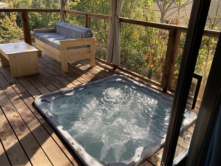 Trésors de Campagne -Lodge sur pilotis « Miel et Coton » avec jacuzzi privatif - Love’nSpa - weekend en amoureux, love rooms avec spa ou jacuzzi privatifTrésors de Campagne -Lodge sur pilotis Miel et Coton avec jacuzzi privatif