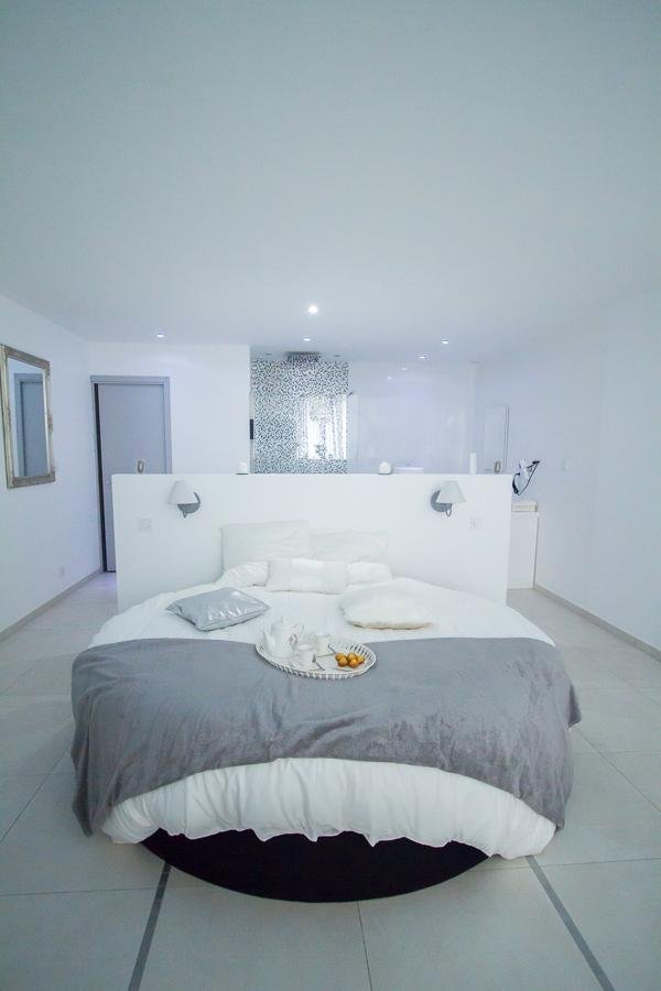 Love Loft - Le paradis Blanc - Love’nSpa - weekend en amoureux, love rooms avec spa ou jacuzzi privatif1 de Love Loft - Le paradis Blanc