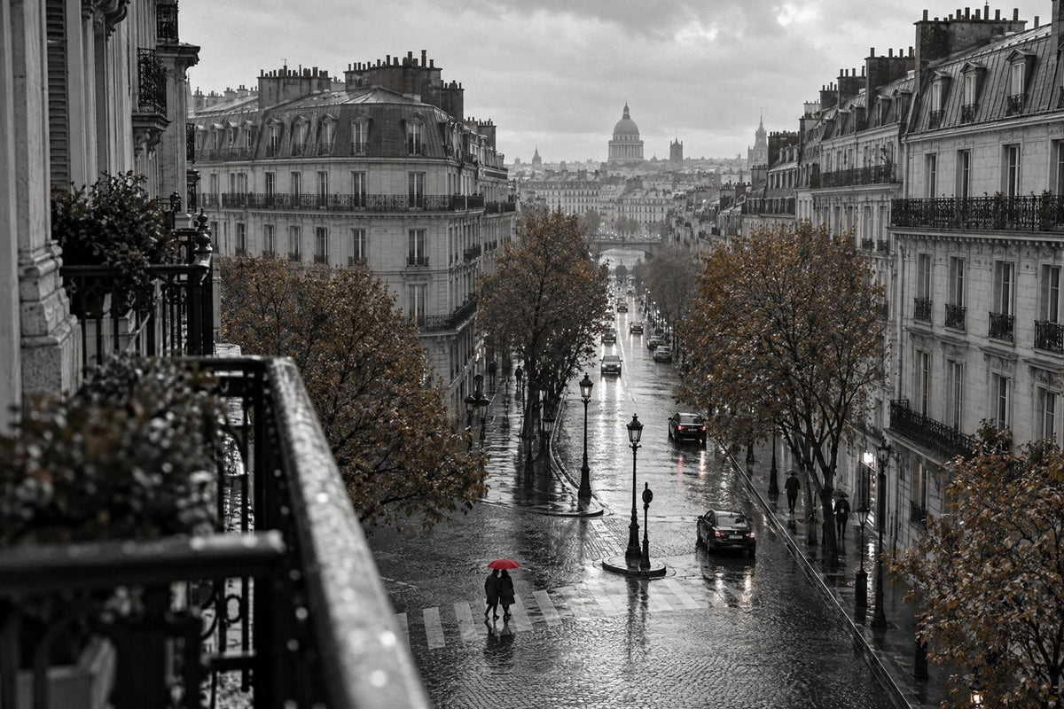 Love room à Paris : boulevard haussmannien sous la pluie vu d'un balcon, un couple sous un parapluie rouge