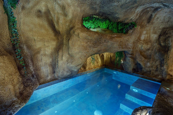 Nuit troglodyte avec jacuzzi : le séjour insolite et romantique qui fait chavirer les cœurs - Love’nSpa