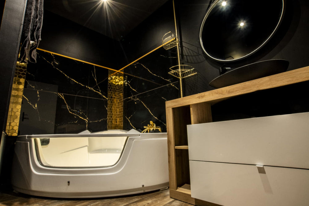 Sdb chambre 22 de La Tanière Dé-Plaisirs, Love Room haut de gamme 200 m2 avec JACUZZI SAUNA & DONJON
