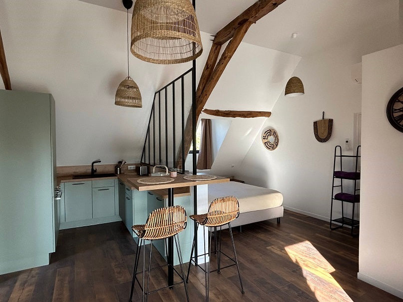 Femme souriante portant un sweat à capuche oversized gris anthracite, col V, manches longues amples, avec cordon de serrage, style décontracté, polyvalent.9 de Joely
