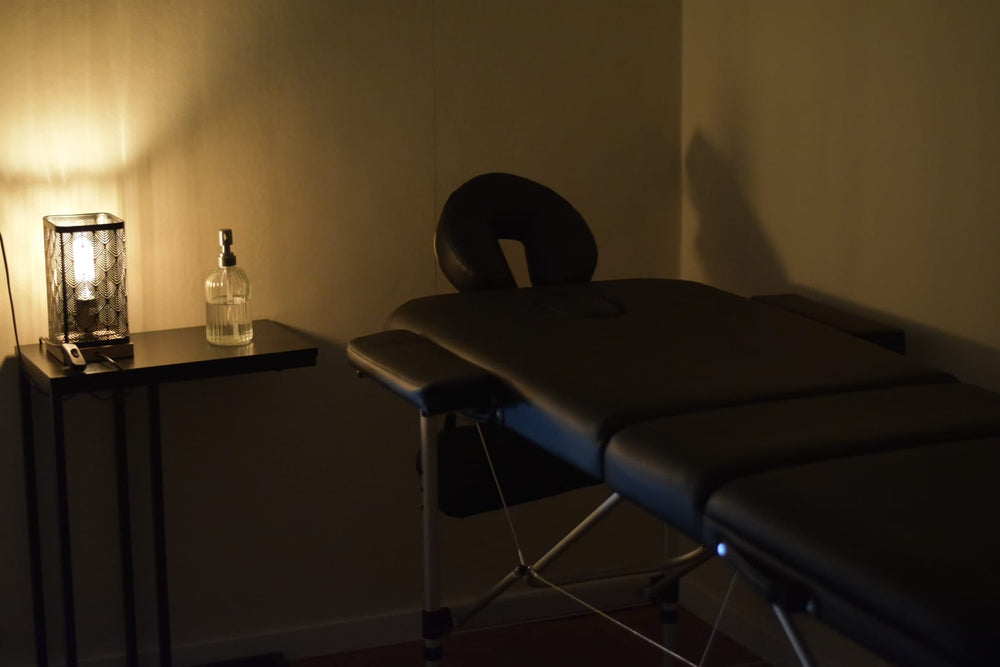 Bague en or blanc sertie de trois diamants étincelants, design délicat et intemporel, bijou de fiançailles élégant.8 de L'Ecrin de Mailly
