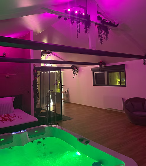 Vitraux de la cathédrale de Chartres, lumineux, patrimoine historique, architecture médiévale, couleurs vives