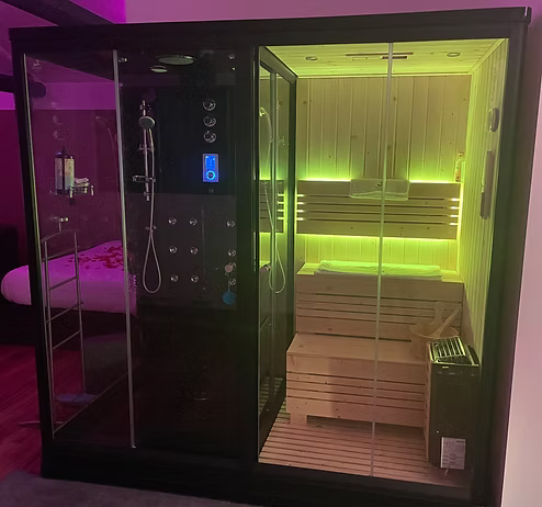 Vue aérienne historique de Chartres avec toits orangés et cathédrale emblématique sous ciel bleu.