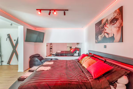 Love Room romantique Les Chambres de Noël, lit double, ambiance intime et chaleureuse pour couple.